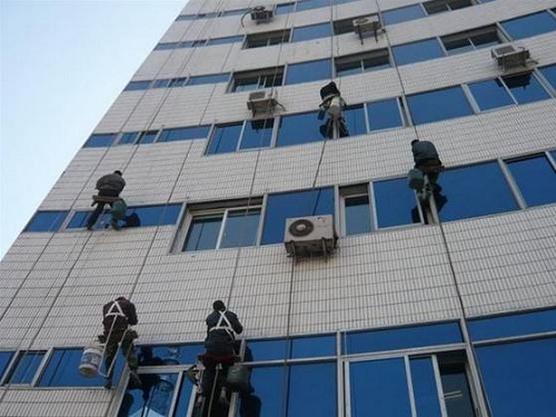 高空清洗业恶性竞争存隐患，同行共鸣